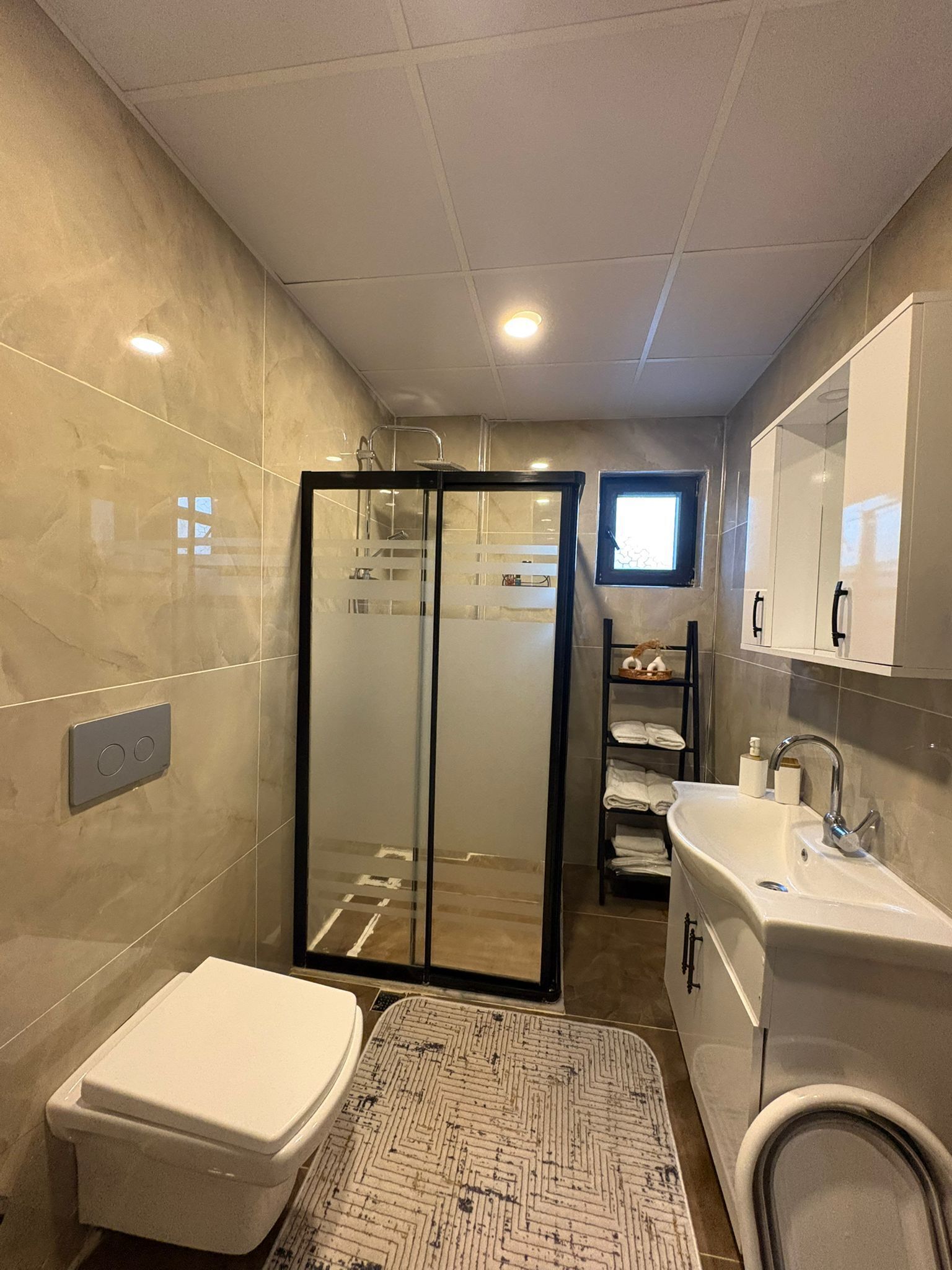Douche, baignoire à jets, sèche-cheveux, bidet