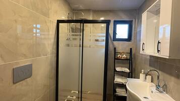 Douche, baignoire à jets, sèche-cheveux, bidet