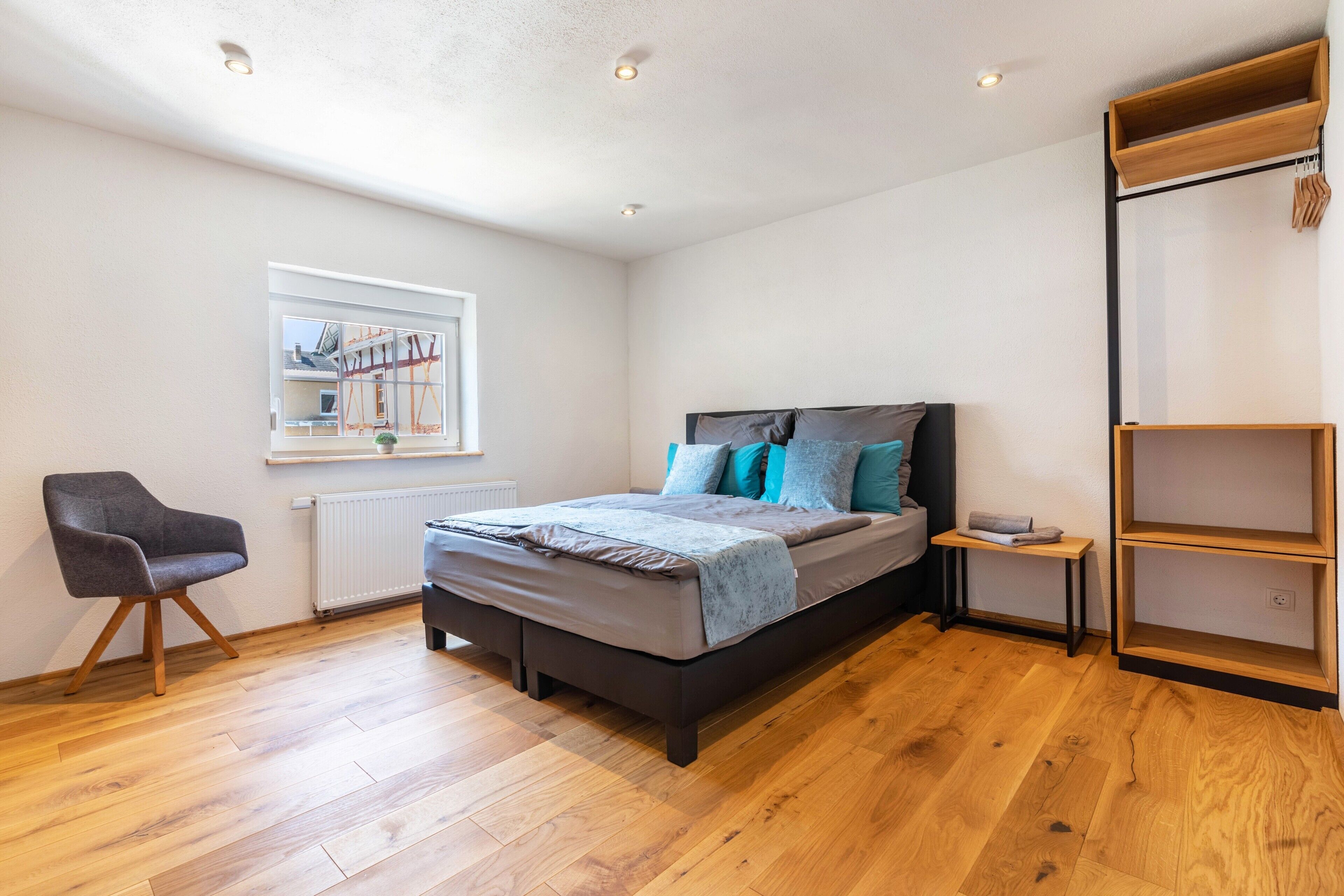 Tabla de planchar con plancha, wifi y ropa de cama 