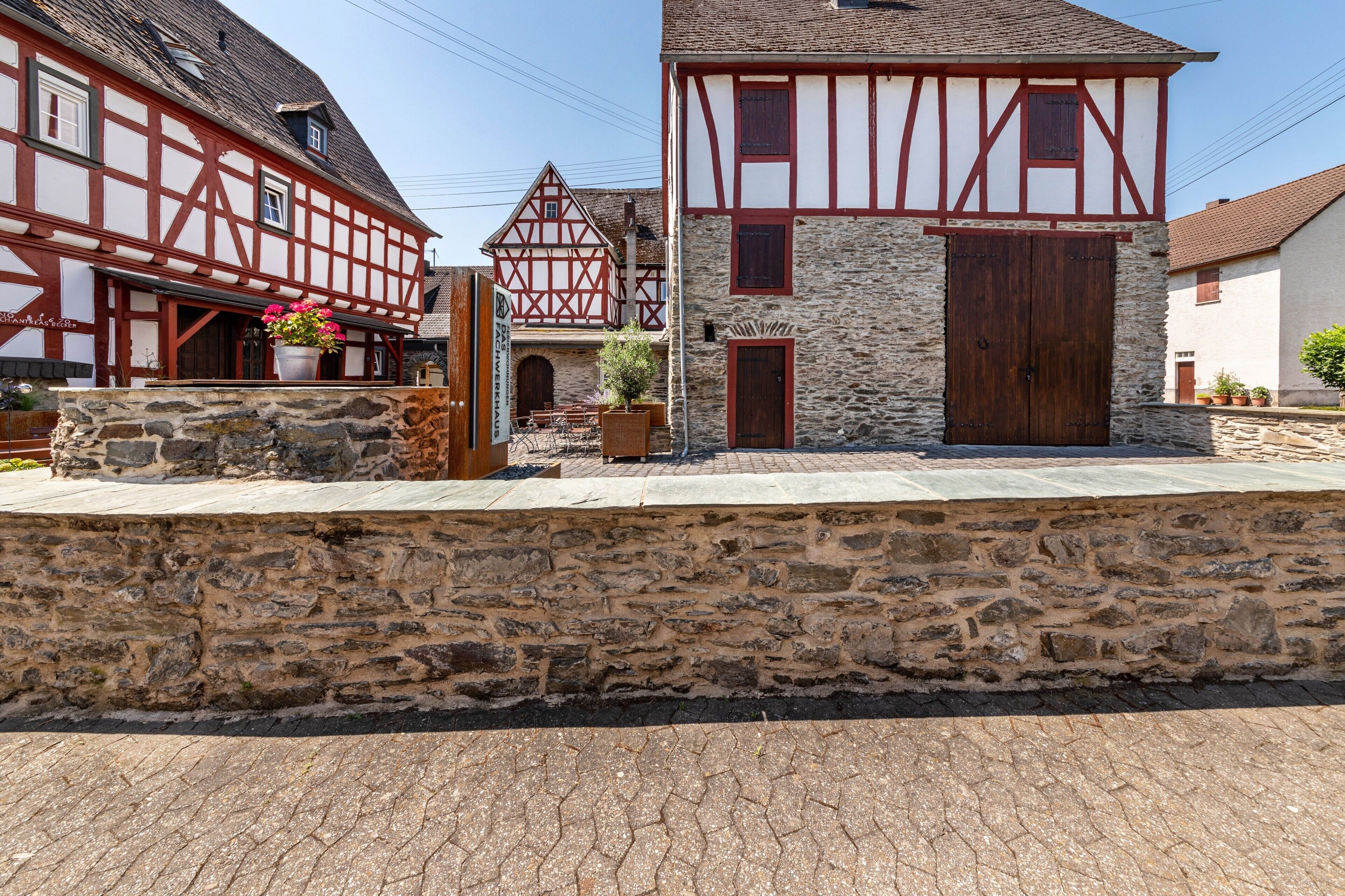 Un bâtiment traditionnel à colombages, avec des murs en pierre et des fondations en pierre.