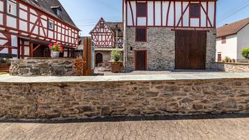 Un bâtiment traditionnel à colombages, avec des murs en pierre et des fondations en pierre.