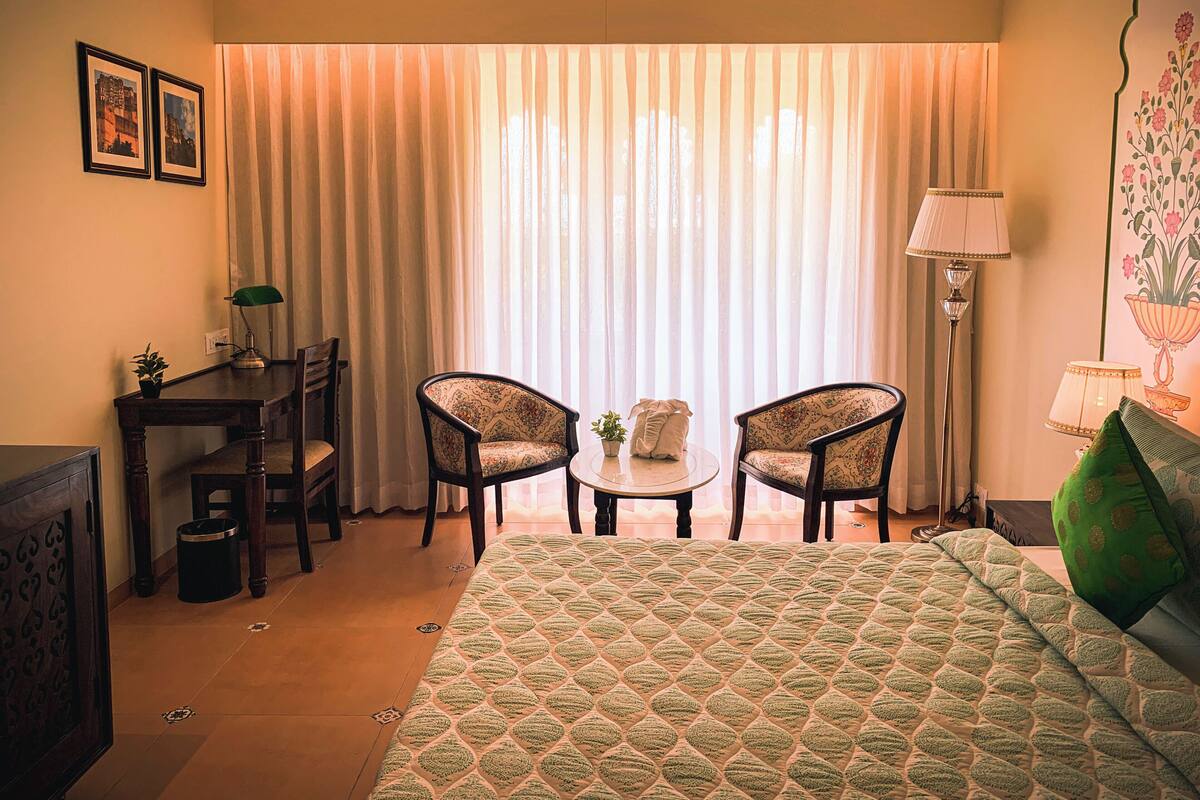 Desk, laptop workspace, iron/ironing board, free WiFi