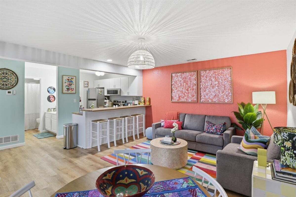 TV connectée, cheminée, livres