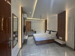 Superior Double Room, Mountain View | Meja, ruang kerja komputer riba, Wi-fi percuma 