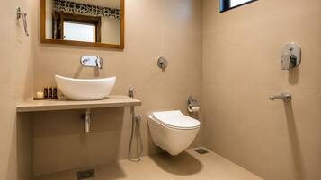 Deluxe Double Room | Bathroom | Shower, towels, soap, shampoo