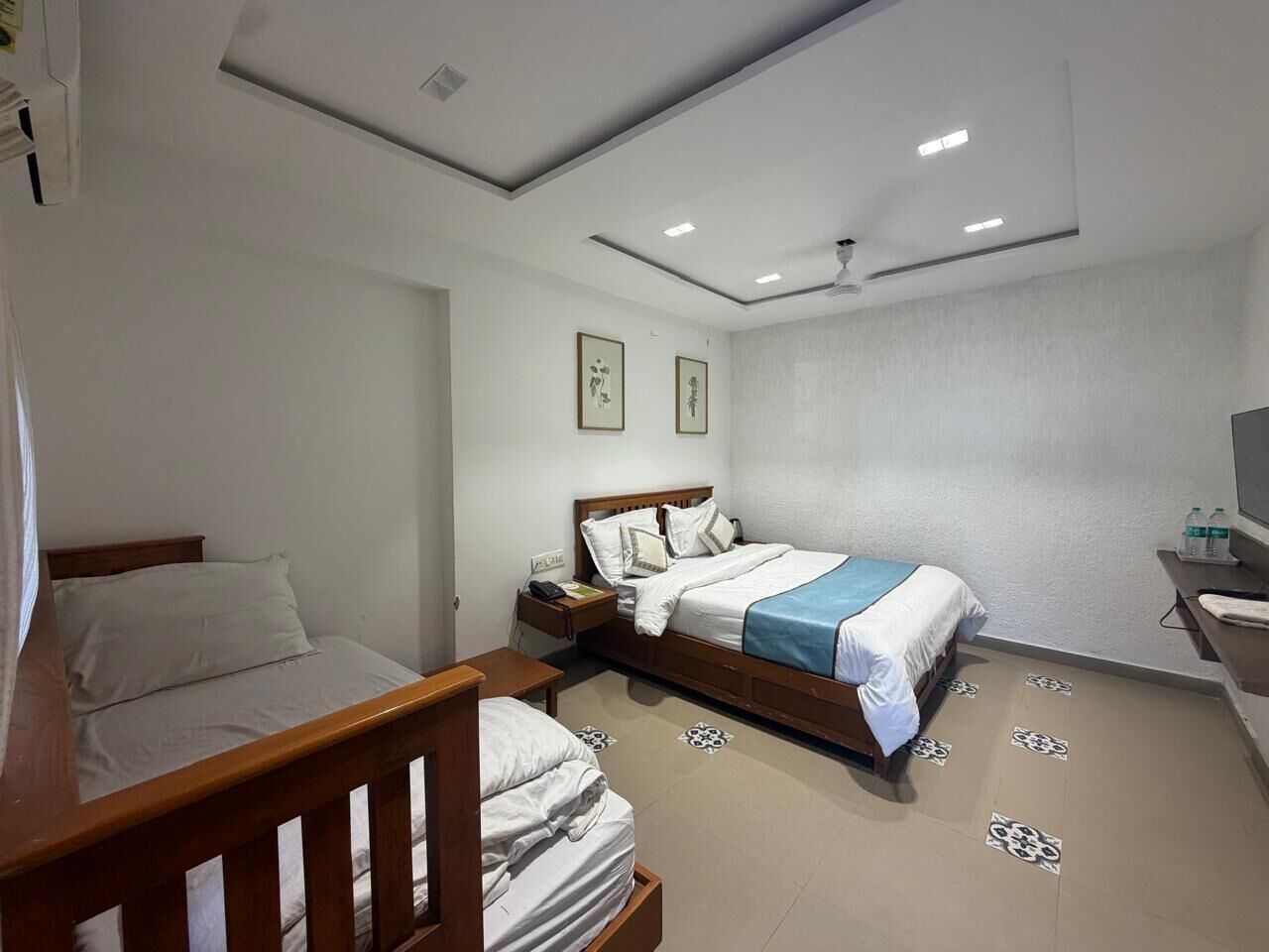 Une chambre à coucher comprenant un lit, une table de chevet, une commode, un bureau et une chaise.