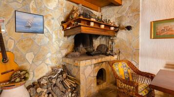 House (Holiday Home with Sea View) | Fireplace