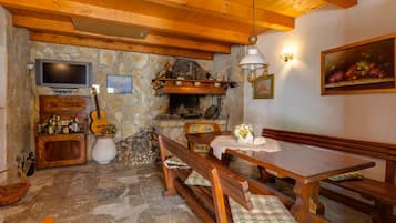 House (Holiday Home with Sea View) | Fireplace