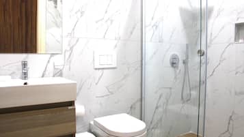 Comfort Double Room, Balcony, Pool View | Bathroom