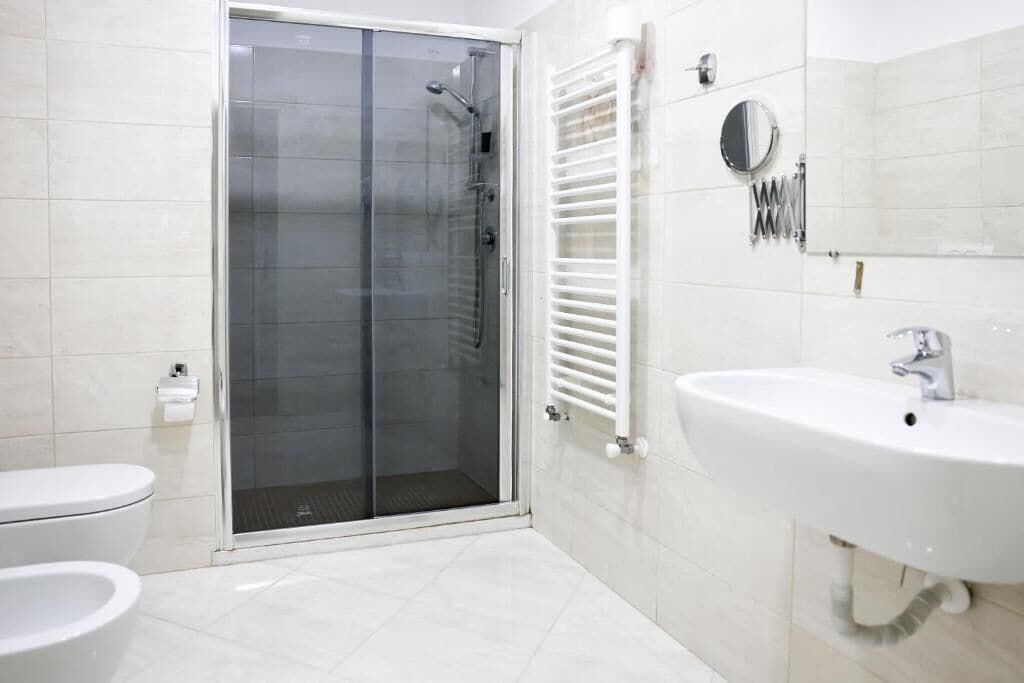 Chambre familiale | Salle de bain | Douche, séchoir à cheveux, pantoufles, serviettes fournies