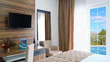 Chambre Double Confort, balcon, vue piscine | Coffres-forts dans les chambres, fer et planche Ă repasser