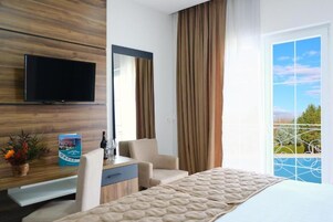 Habitación Confort doble, balcón, vistas a la piscina