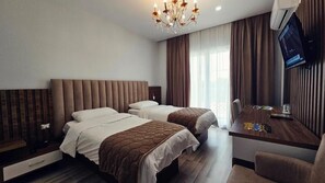 Twin kamer, balkon, uitzicht op zwembad | Een kluis op de kamer, een strijkplank/strijkijzer, gratis wifi
