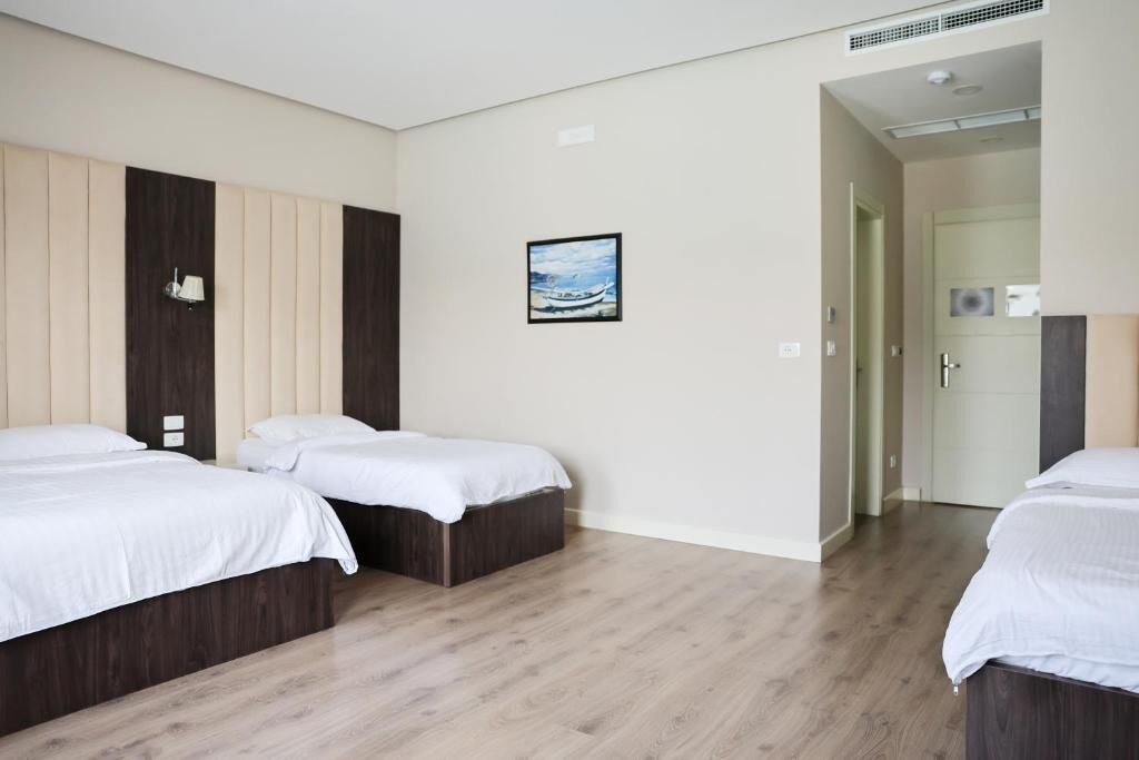 Familiekamer, balkon, uitzicht op zwembad | Een kluis op de kamer, een strijkplank/strijkijzer, gratis wifi