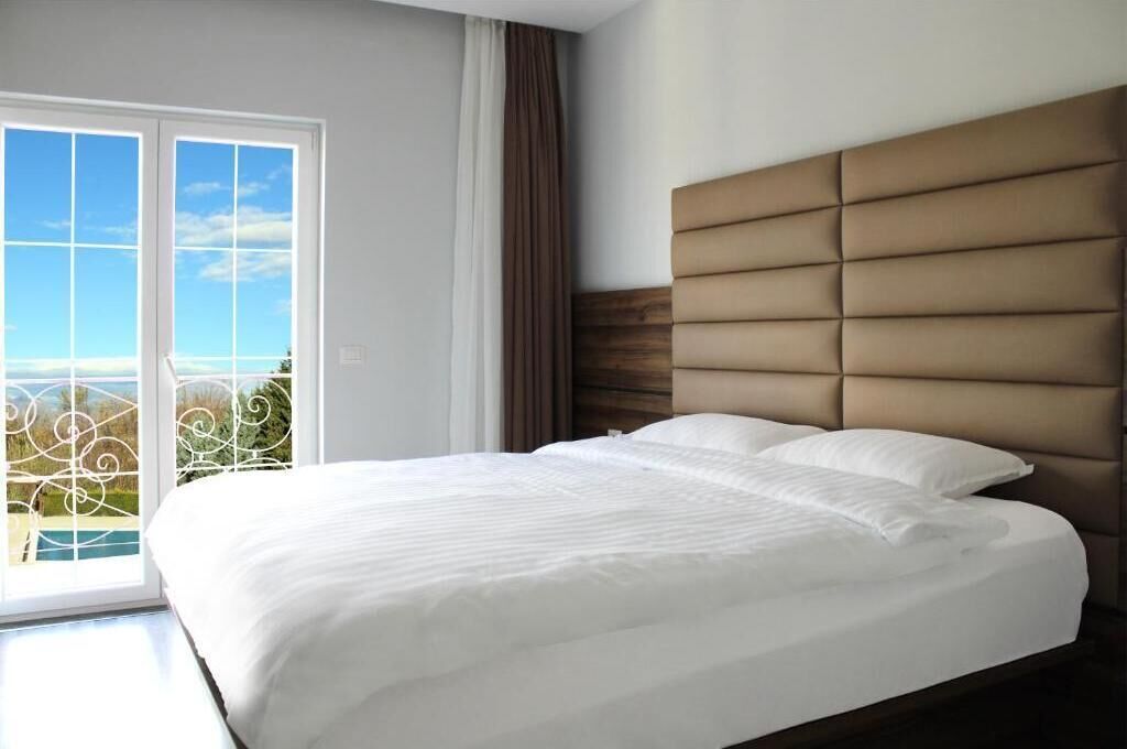 Comfort tweepersoonskamer, balkon, uitzicht op zwembad | Een kluis op de kamer, een strijkplank/strijkijzer, gratis wifi