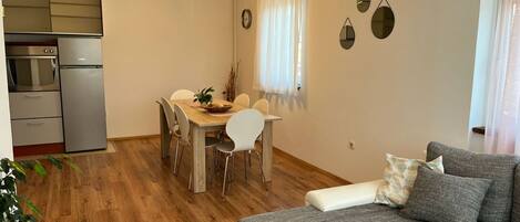 公寓 (Two Bedroom Apartment with Balcony) | 客厅 | 32-英寸纯平电视(配备卫星频道)