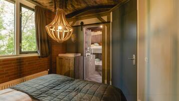 Travel cot, free WiFi