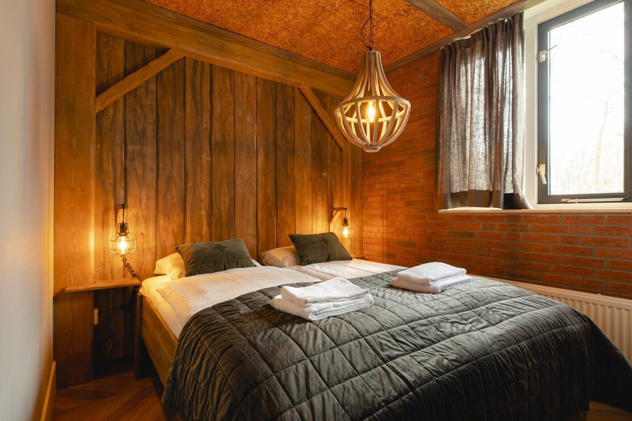 Travel crib, free WiFi