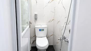 Chambre Double Supérieure | Salle de bain | Articles de toilette gratuits, serviettes fournies, savon, shampoing