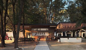 Outdoor dining - Batumera (Payung Besar Island)