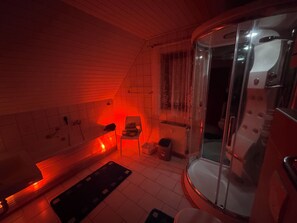 Un baño con bañera, cabina de ducha y retrete.