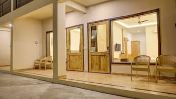 Habitación superior, balcón, vista al jardín | Interior