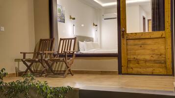 Habitación superior, balcón, vista al jardín | Caja de seguridad en la habitación y tabla de planchar con plancha