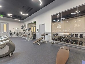 A gym with cardio machines, weightlifting equipment, and a wall of dumbbells. - Spacious 3-bedroom apartment in gorgeous Destin with AC (Destin)