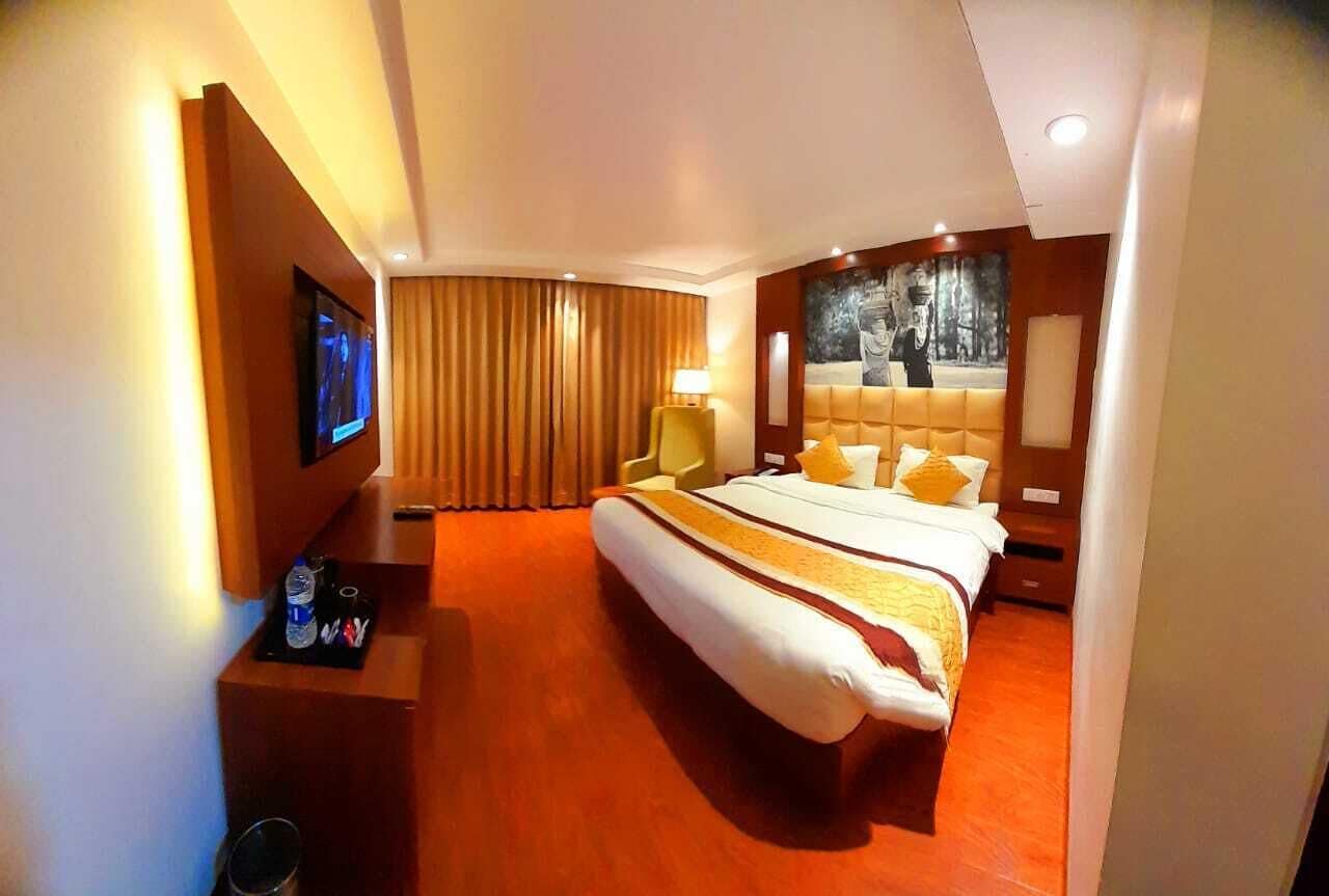 Luxury Room, Mountain View | Desk, laptop workspace, free WiFi