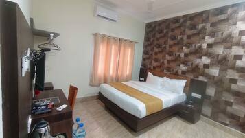 Deluxe Double Room | Iron/ironing board, free WiFi