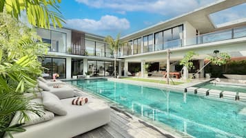 Piscina externa, guarda-sóis, espreguiçadeiras