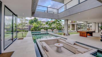 Quầy bar bên hồ bơi