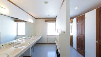 Douche, sèche-cheveux, serviettes fournies, savon