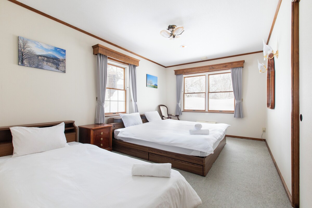 Travel cot, free WiFi, bed sheets