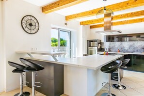 Coffee/tea maker, microwave, oven, dishwasher - House with private pool, Pink Granite Coast (Lanmérin)