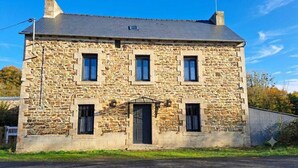 A stone building with a gabled roof, a central entrance, and three windows on the upper floor. - "Parentezenn" cottage - for 15 people (Plésidy)