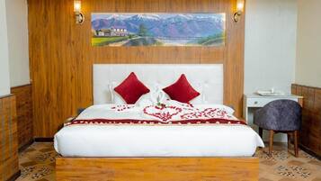In-room safe, soundproofing, free WiFi, bed sheets