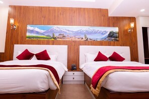 Habitación cuádruple Deluxe, balcón, vistas a la ciudad | Caja fuerte, sistema de insonorización, wifi gratis y ropa de cama