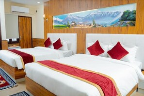 Quarto quádruplo luxo, sacada, vista para a cidade | Cofres nos quartos, quartos à prova de som, Wi-Fi de cortesia