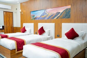 Quarto quádruplo luxo, sacada, vista para a cidade | Cofres nos quartos, quartos à prova de som, Wi-Fi de cortesia