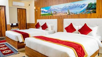 Deluxe Quadruple Room, Balcony, City View | Peti besi dalam bilik, kalis bunyi, Wi-fi percuma, cadar katil