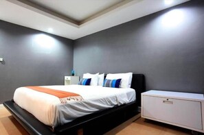 In-room safe, desk, laptop workspace, free WiFi - Del Mar Hotel (Pattaya)