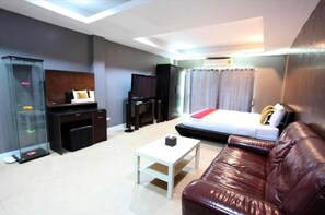 Deluxe Double Room, City View | In-room safe, desk, laptop workspace, free WiFi - Del Mar Hotel (Pattaya)