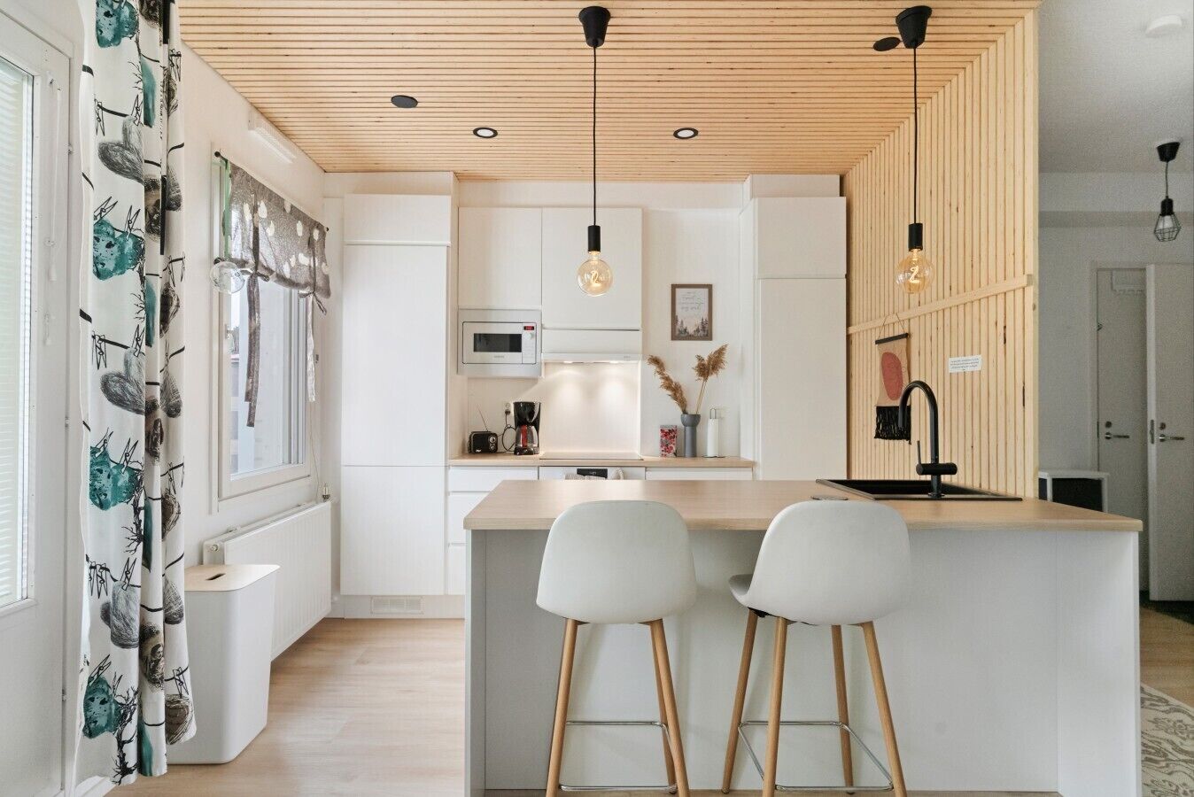 Wasserkocher mit Kaffee-/Teezubehör, Kühlschrank, Mikrowelle, Ofen
