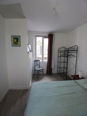 Iron/ironing board, Internet - Vrbo Property (Pleslin trigavou)