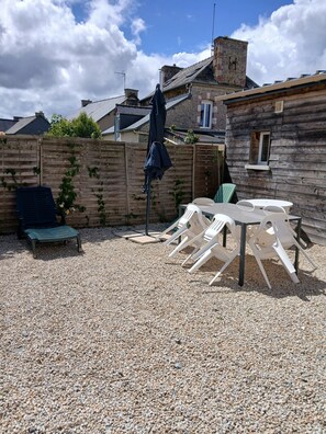 Outdoor dining - Vrbo Property (Pleslin trigavou)