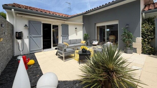 A modern house with a patio, grey and white exterior, and a stone pathway. - La Villa Ametza - Swimming pool (MOUGUERRE)