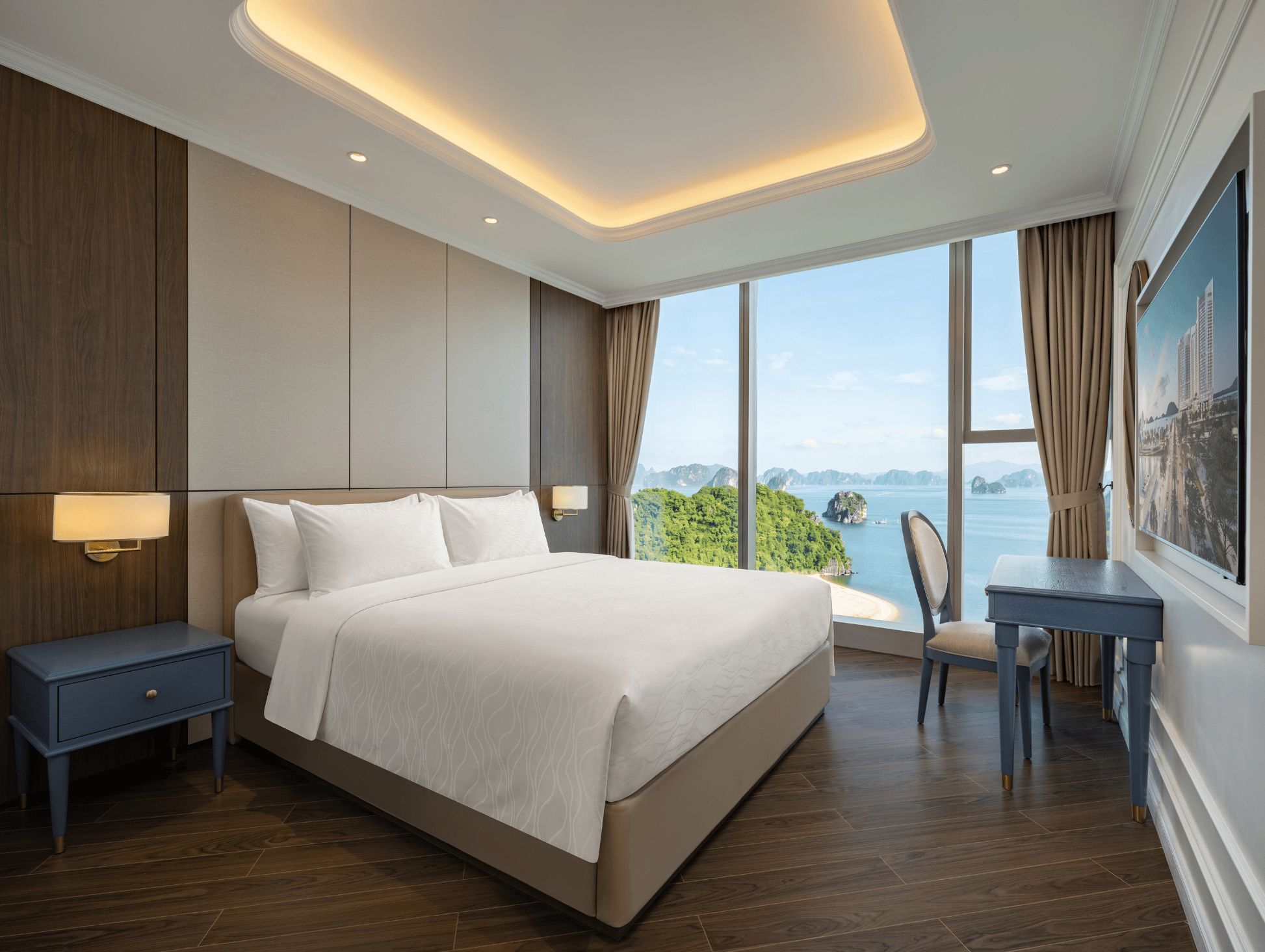 Habitación de hotel con una cama grande, un escritorio y vista al mar.
