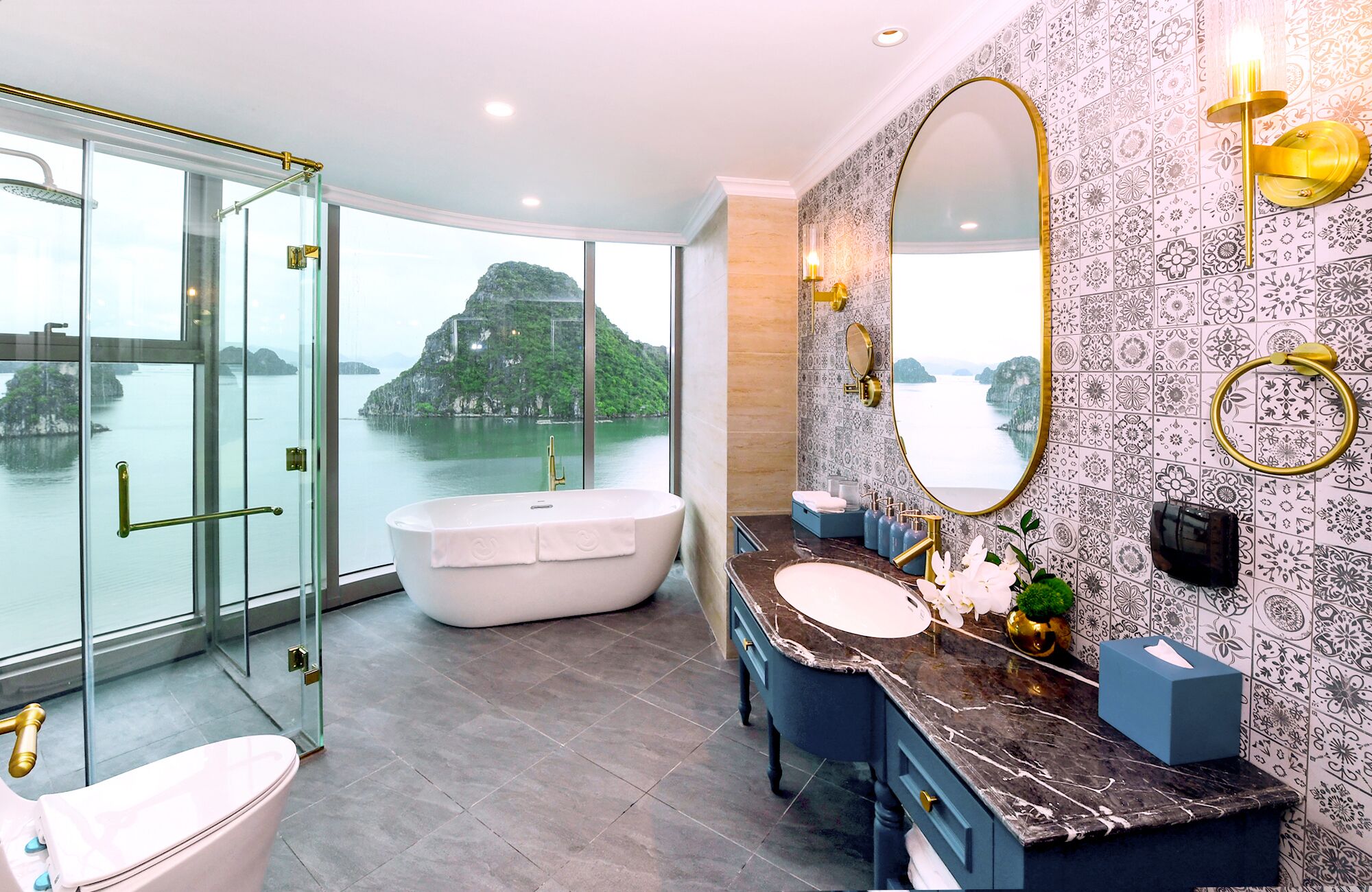 Articles de toilette gratuits, sèche-cheveux, peignoirs, bidet