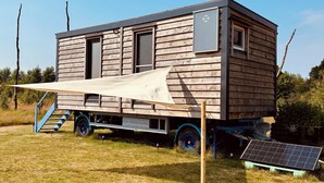 A mobile home with a flatbed trailer, a canopy, and a solar panel. - Tinyhouse idyll: nature & chickens (Aurich)